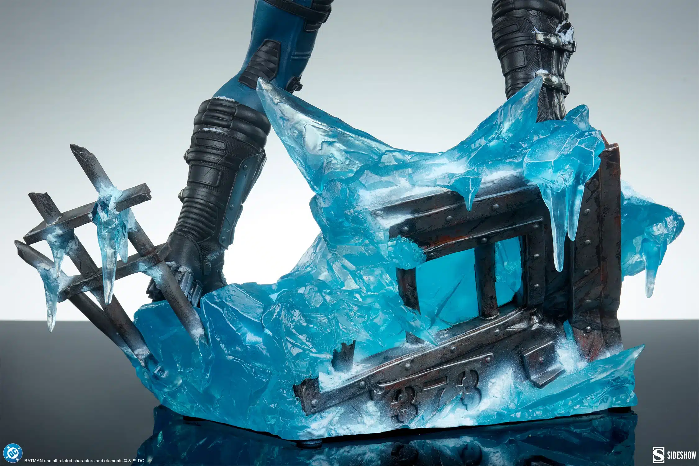 sideshow-collectibles-dc-comics-mr-freeze-premium-format-figure-gallery-6a7ce4bc25075